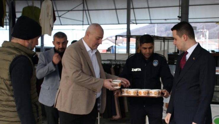 Başkan Yıldız’dan Çilimli’de Pazar Esnafına Sabah Sürprizi: Sıcak Çorba İkramı